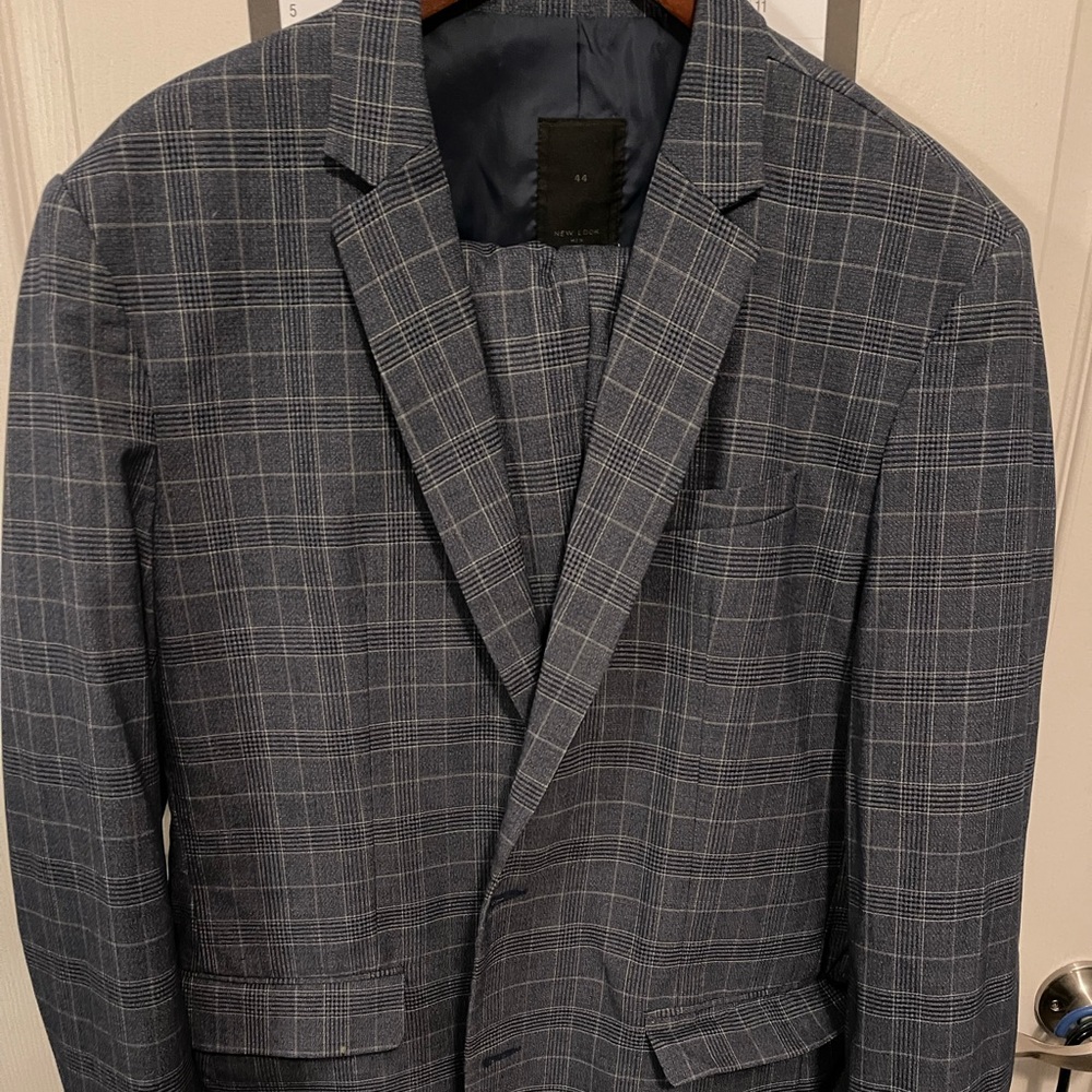 Asos men suit in check blue.
